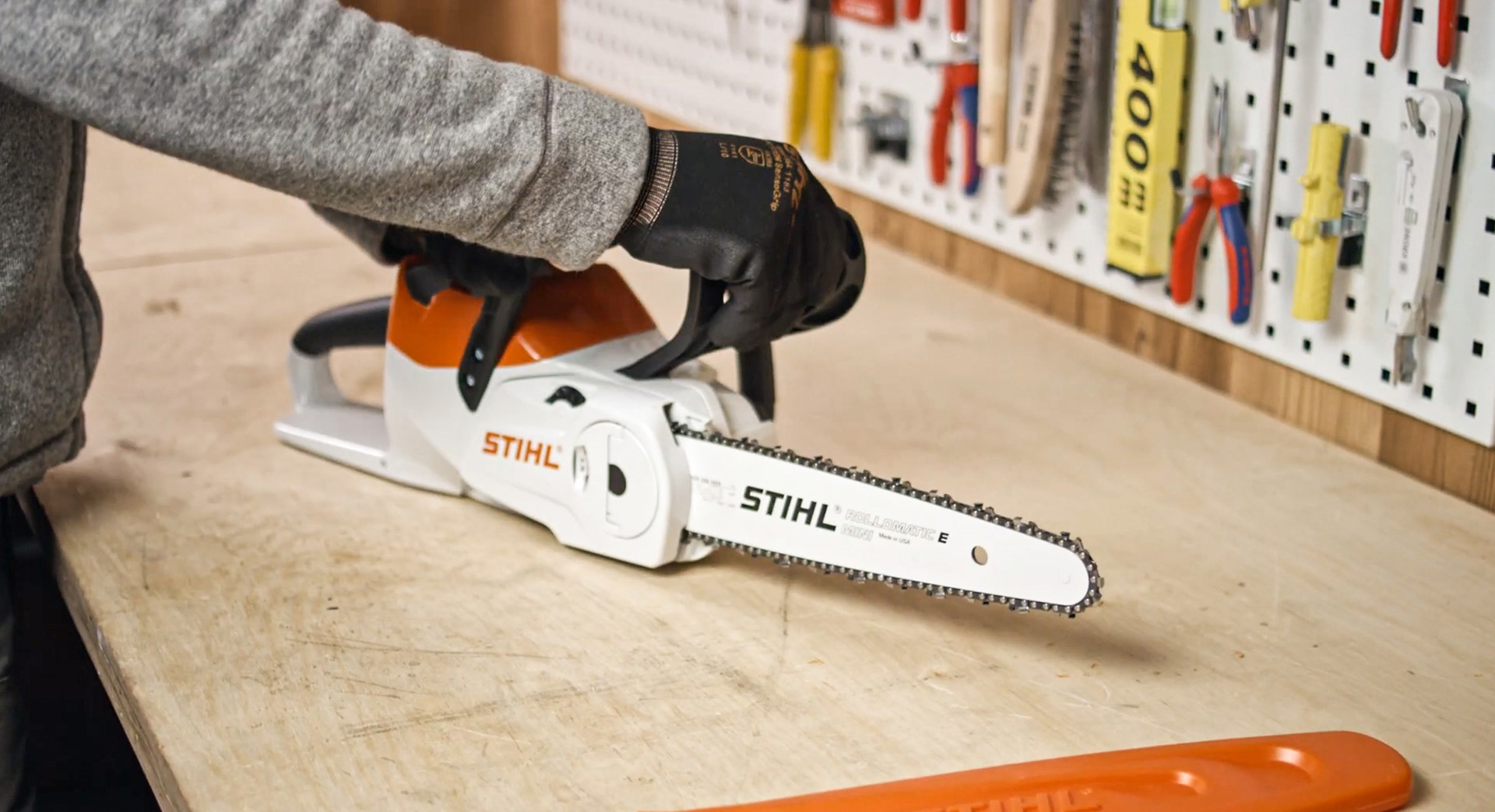 Uomo intento nel montaggio di una motosega senza fili STIHL MSA 120