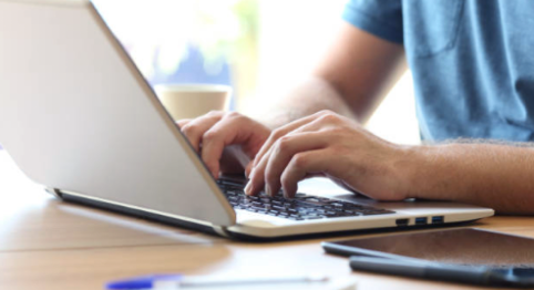 Persona con un laptop