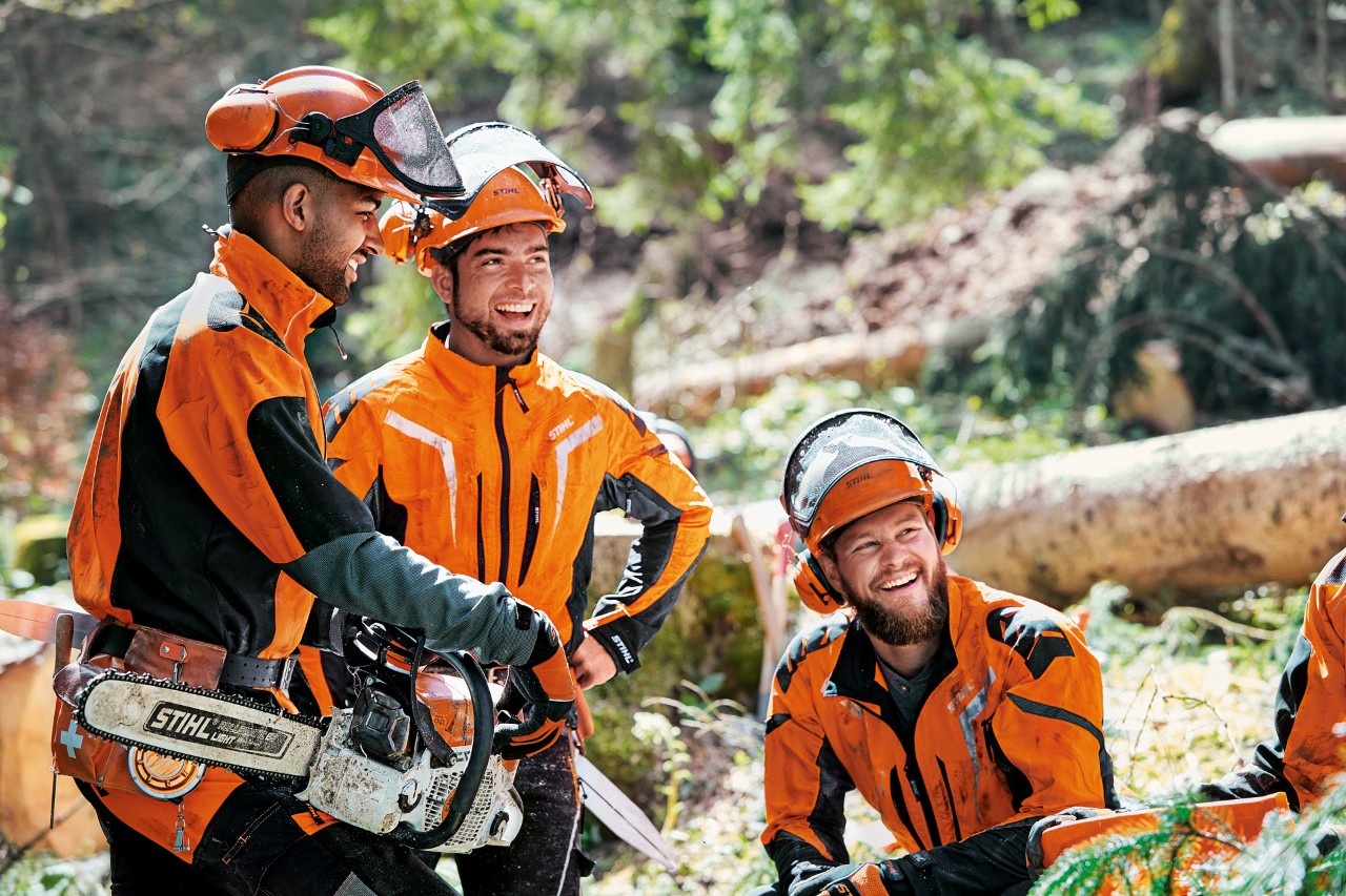 Lavoratori forestali che indossano l'abbigliamento protettivo STIHL con STIHL MS 462 nel bosco