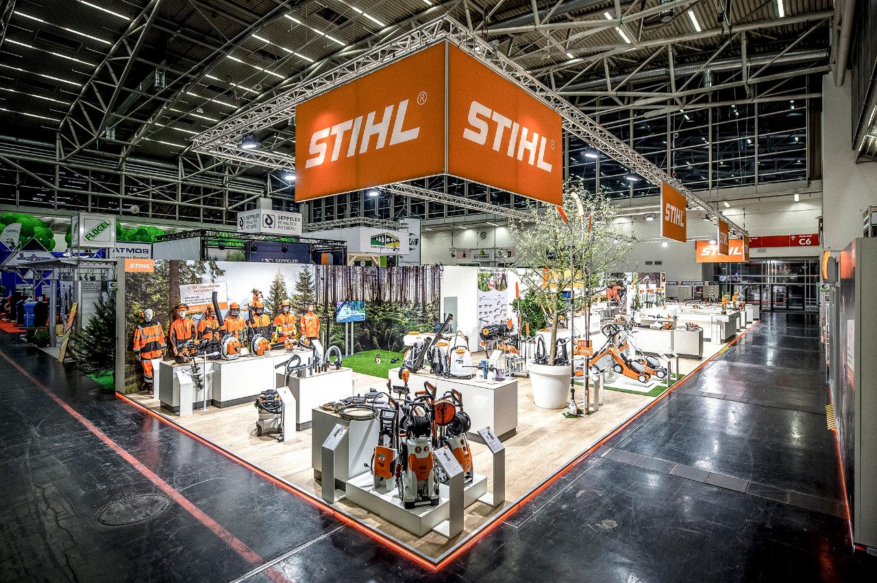 Vista panoramica su stand fieristico di STIHL.