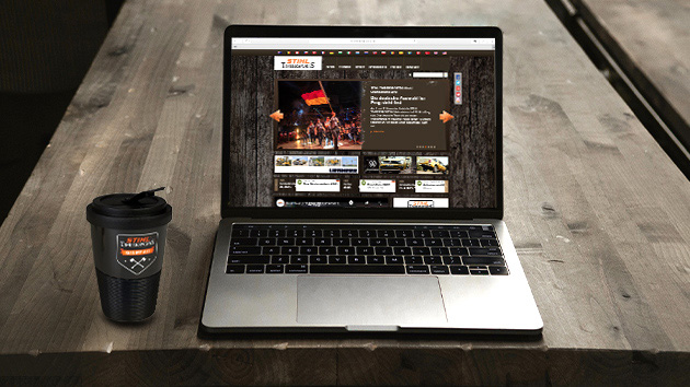 Laptop con sito web Timbersports aperto e tazza da caffè Timbersports
