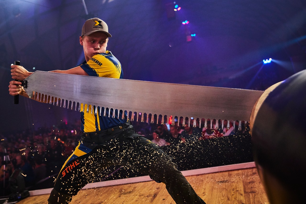 Partecipanti ai campionati mondiali di Timbersports® impegnati nel taglio con la sega.