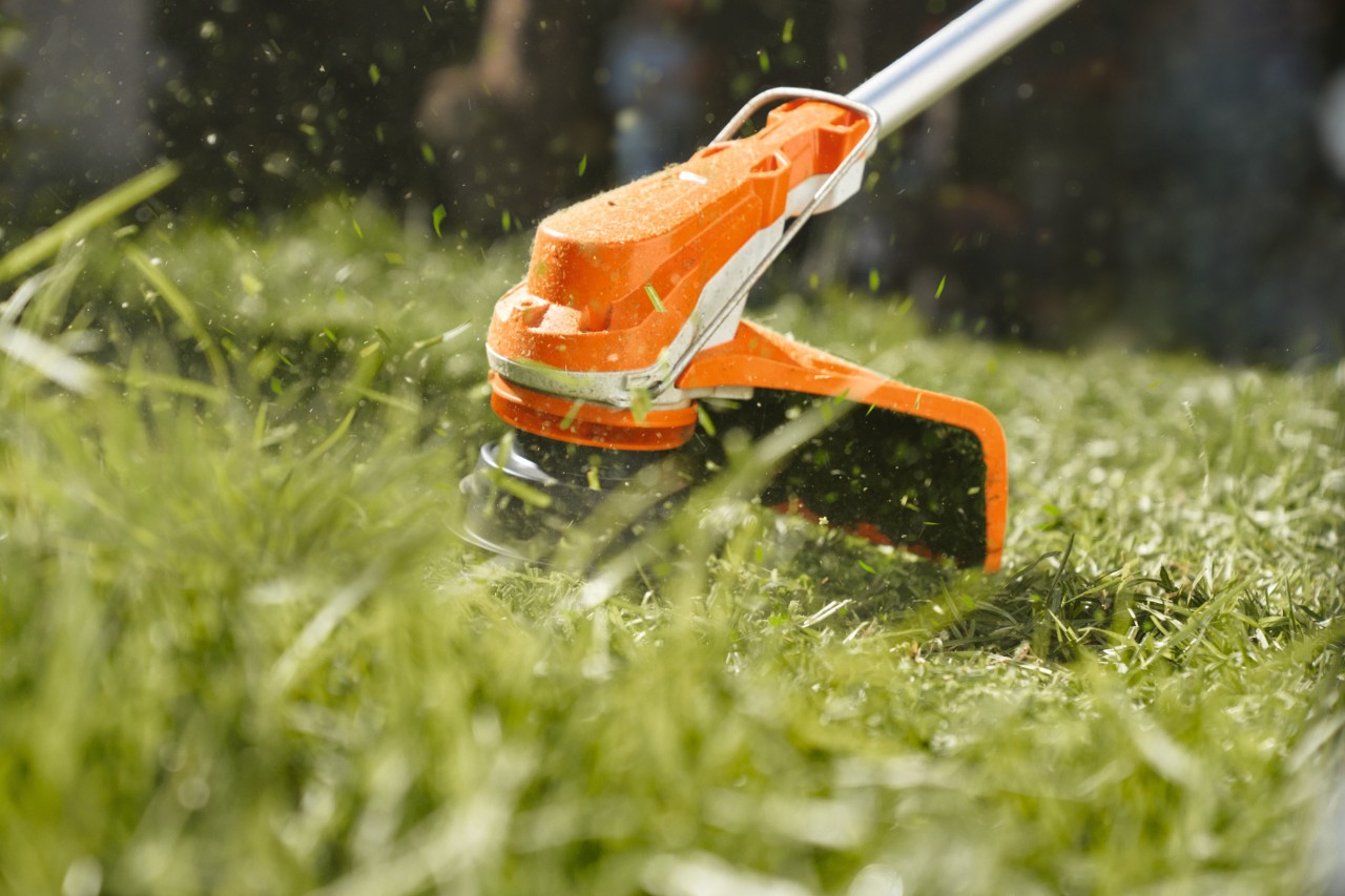 Tagliare il prato con una falce motorizzata a batteria STIHL FSA 60 R
