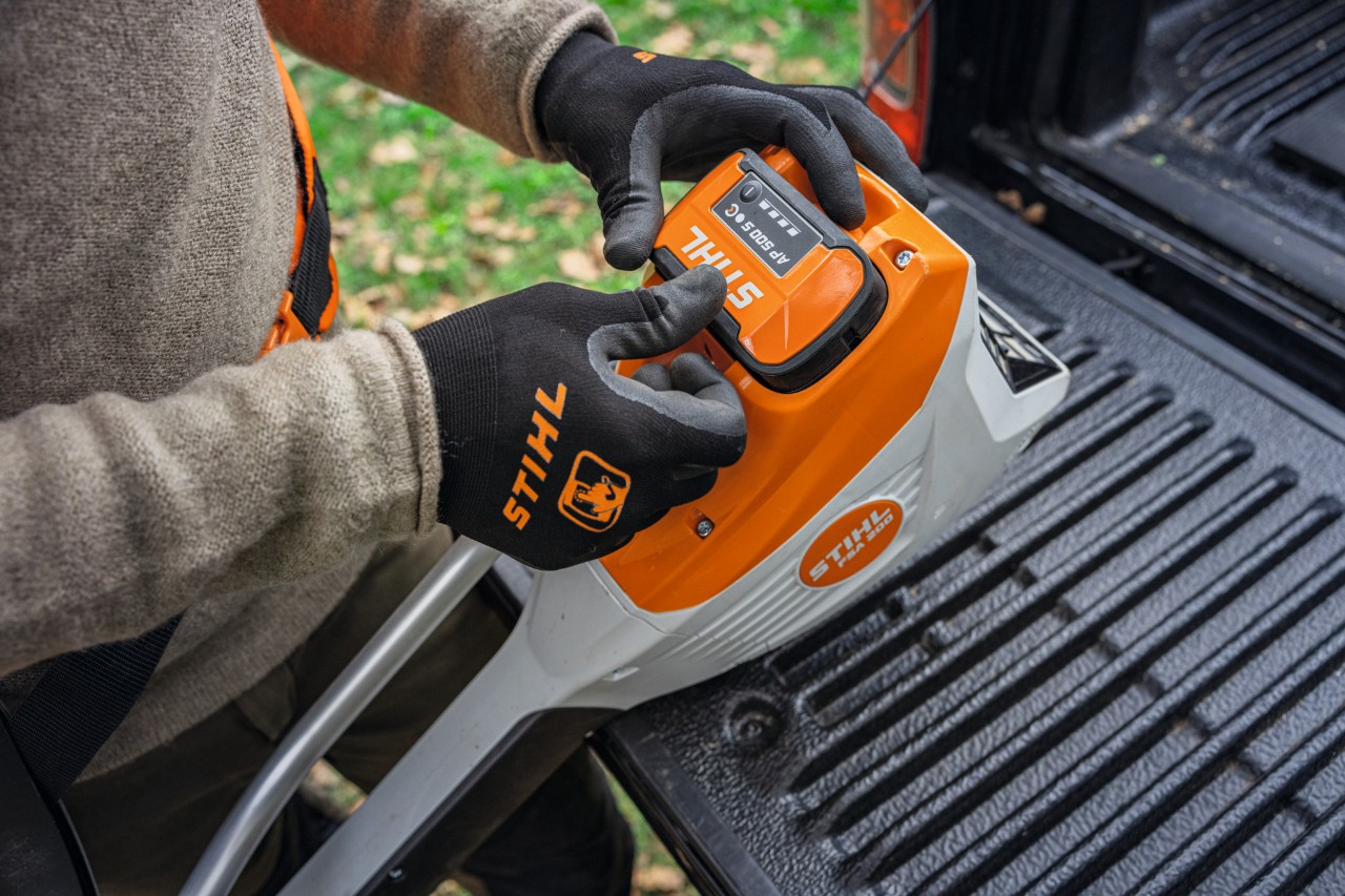 Inserire la batteria STIHL AP 500 S in un attrezzo