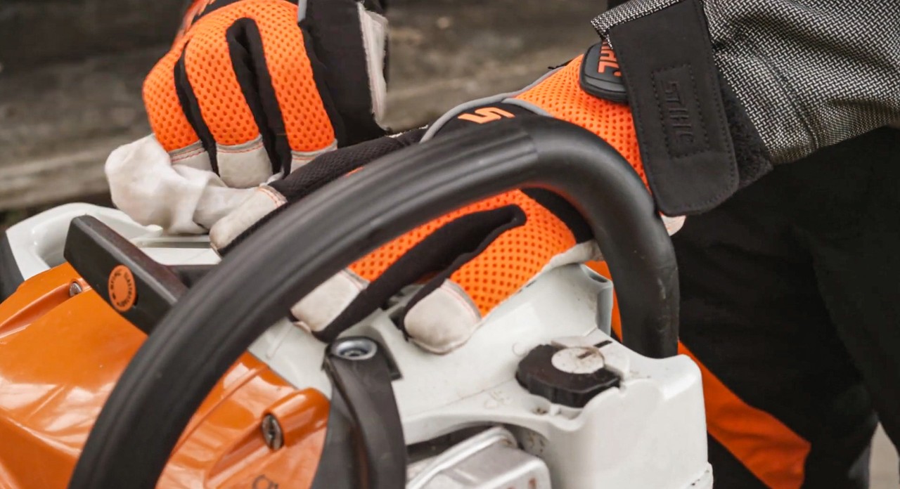 Primo piano di una motosega STIHL MS 251