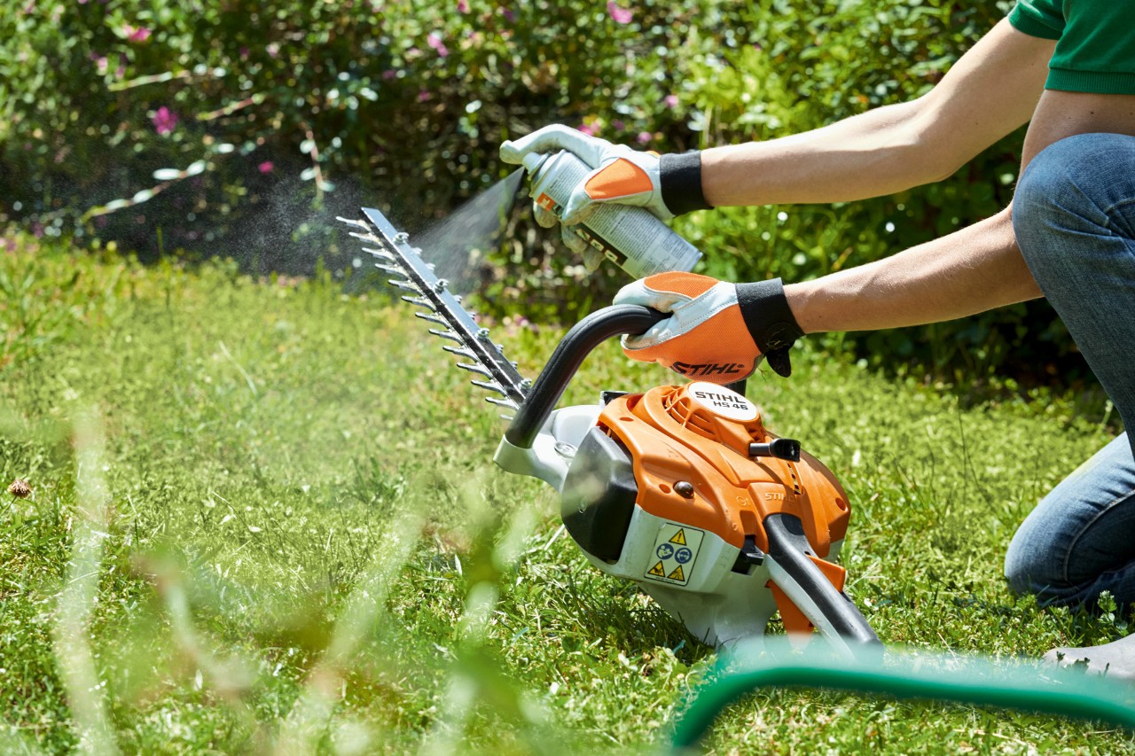  Pulizia del tosasiepi a benzina STIHL HS 82 T effettuata su un prato verde