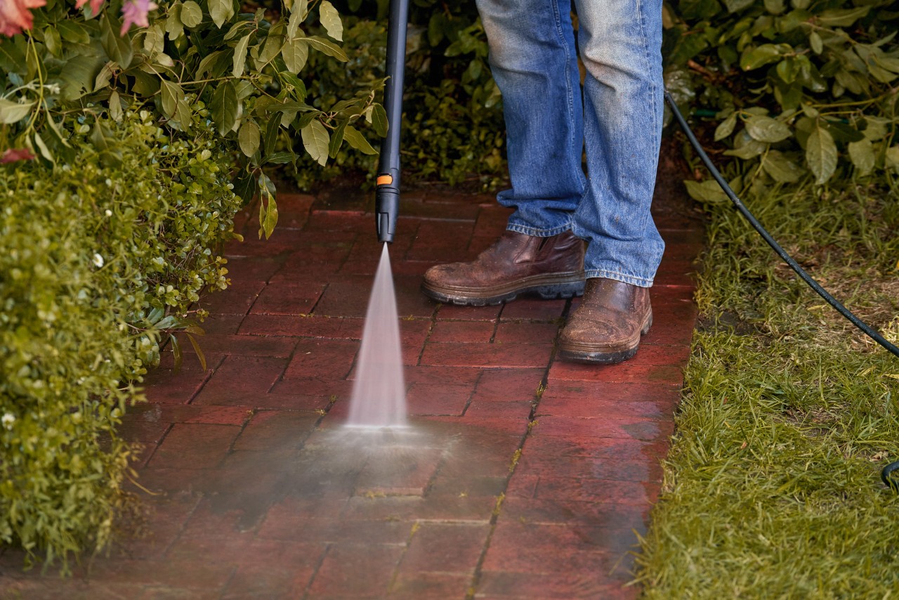 Pulizia del pavimento in pietra naturale esterno con l'utilizzo di un'idropulitrice STIHL RE 110.