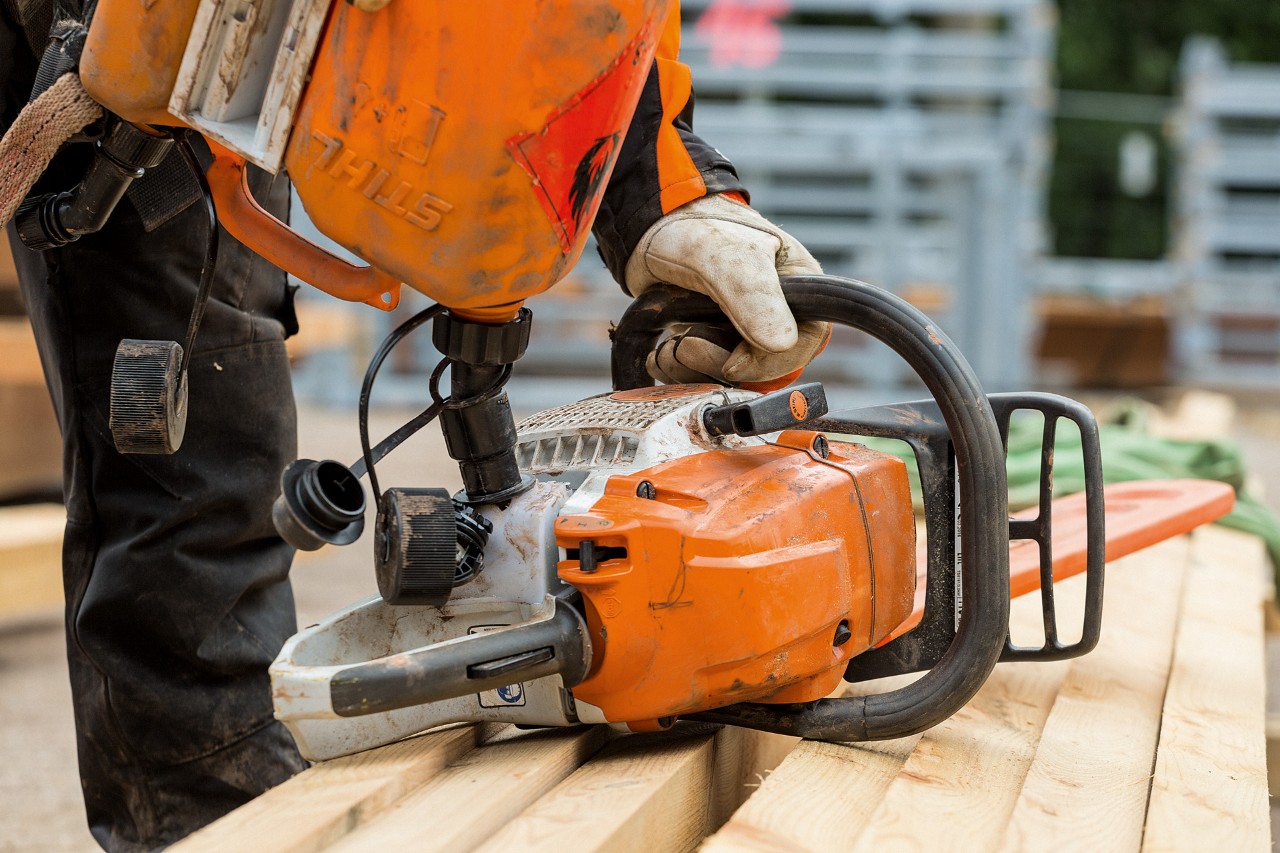 Il serbatoio di una motosega STIHL viene rifornito di carburante con l'ausilio del sistema di riempimento.