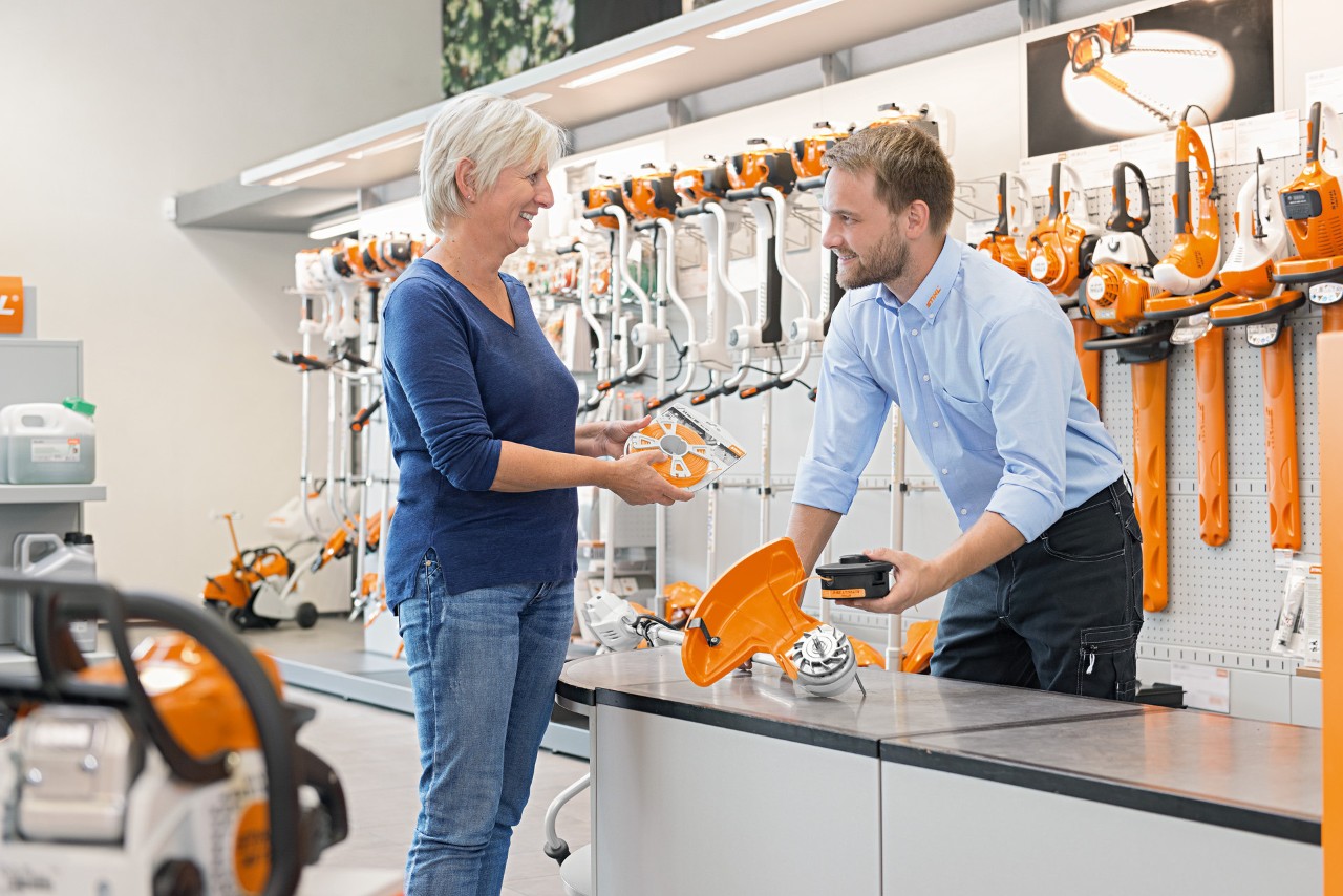 Il cliente restituisce un prodotto STIHL a un rivenditore specializzato STIHL per la manutenzione..