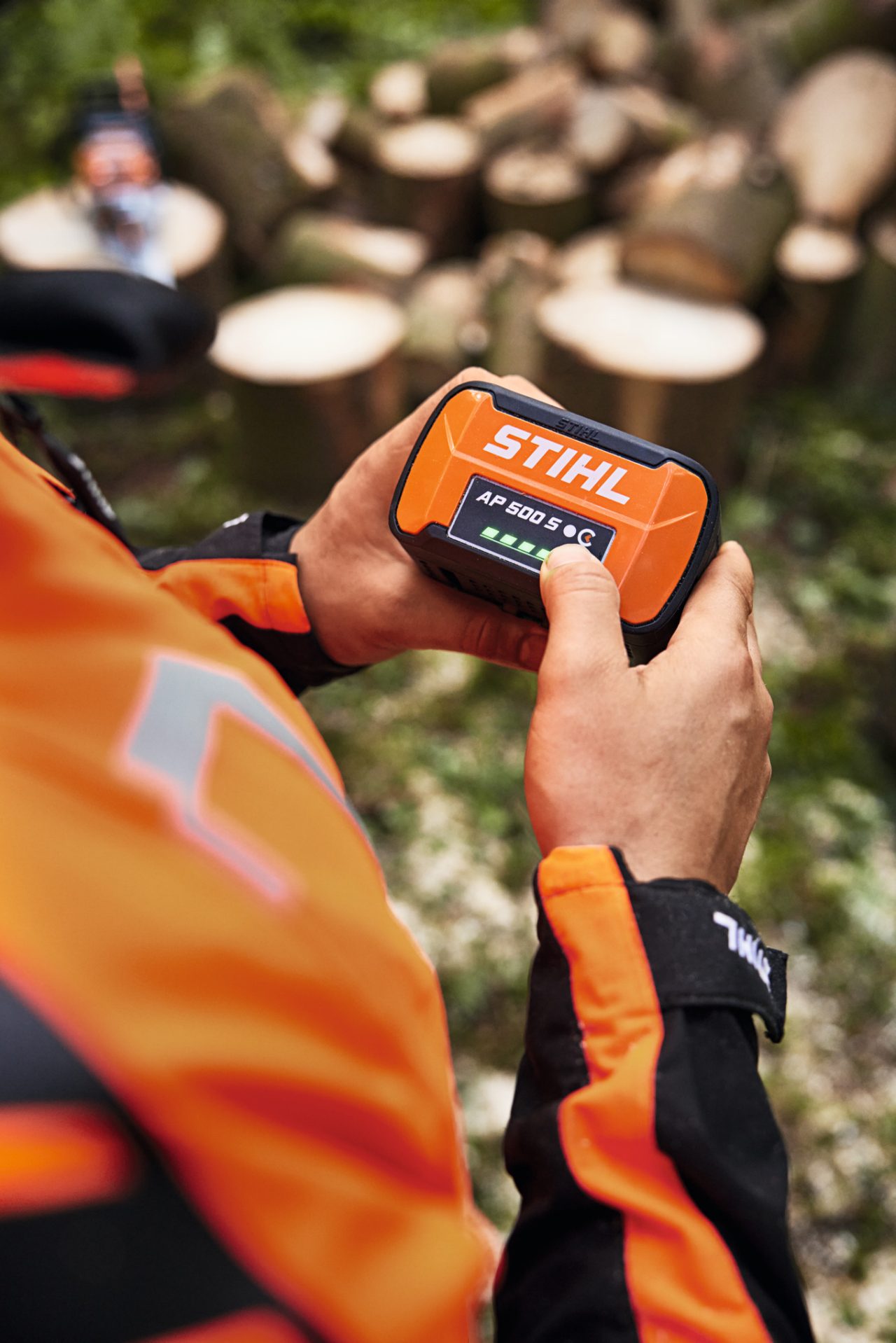 Primo piano di una persona che taglia un tronco d'albero utilizzando la motosega a batteria STIHL MSA 300