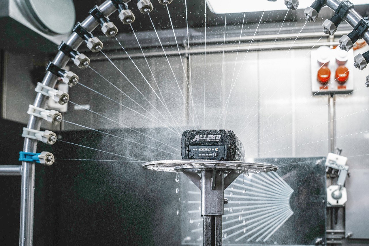 Durante il test IPX-5, le batterie ALLPRO vengono sottoposte a spruzzi d'acqua