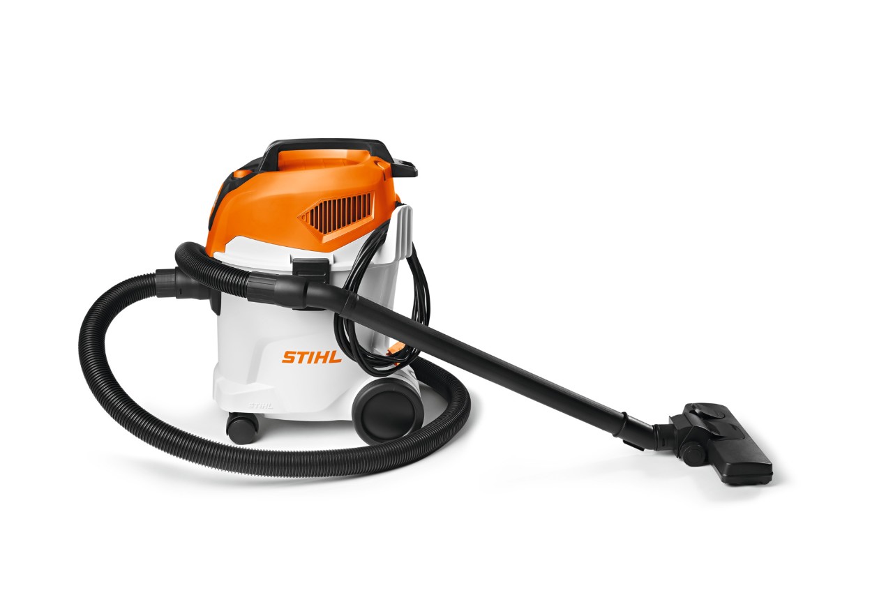 Aspiratore STIHL SE 33 su sfondo bianco