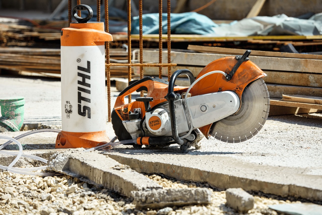 Troncatrice a benzina STIHL TS 500i su un cantiere