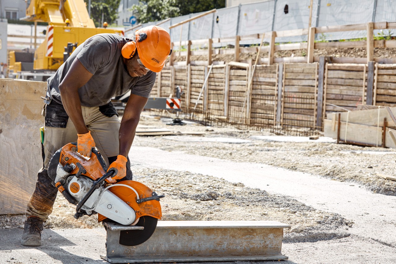 Uomo in cantiere che utilizza una troncatrice STIHL TS 500i con dischi con legante resinoide