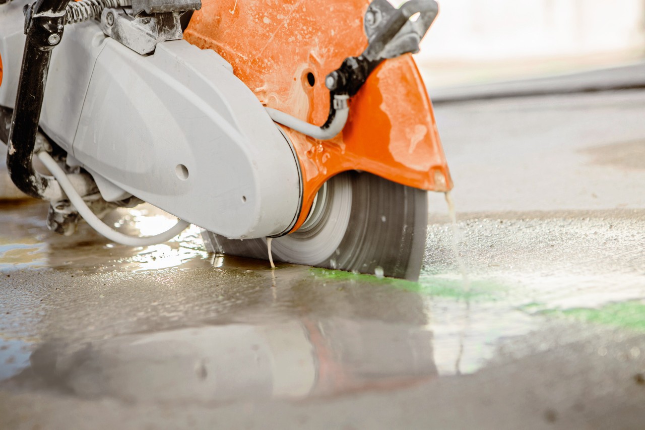 Troncatrice STIHL TS 440 con dischi diamantati in funzione
