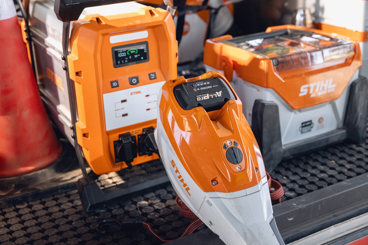 Caricabatterie portatile STIHL AL 1802 MO e power bank STIHL PS 2000 pronti a ricaricare le batterie ALLPRO nell'area di carico