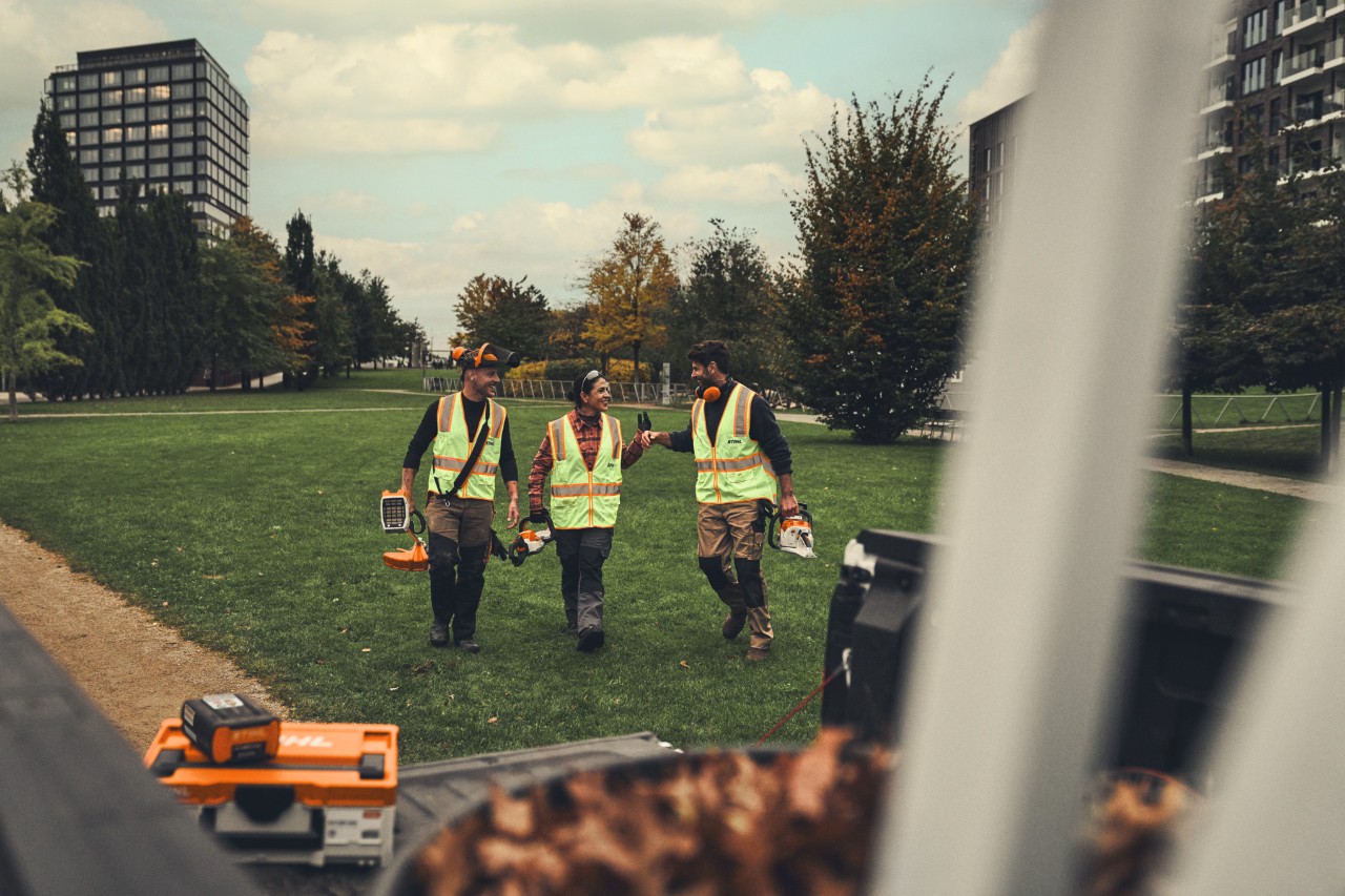 Squadra di ritorno al veicolo dopo il lavoro con gli utensili a batteria STIHL