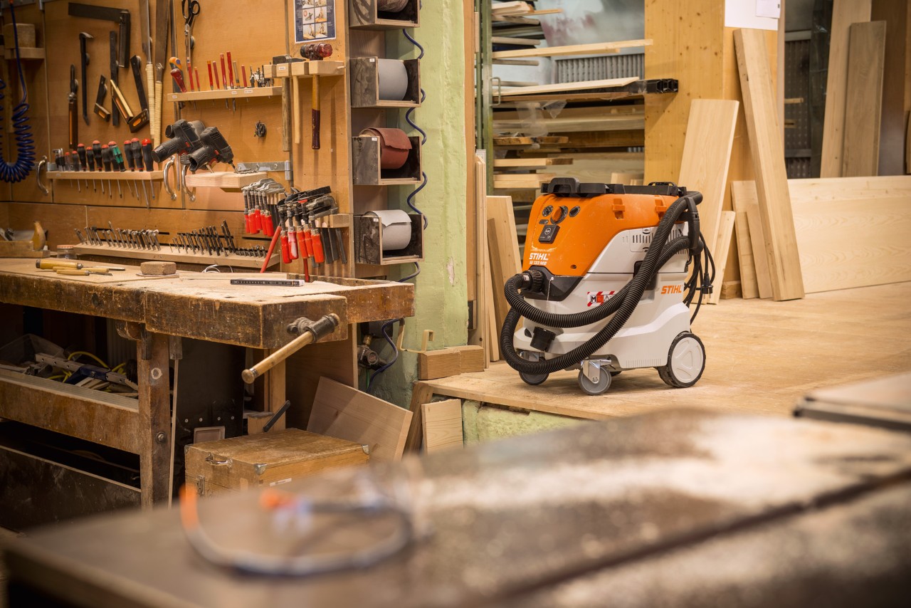 Aspiratore per liquidi e polveri STIHL SE 133 ME all'interno di un'officina