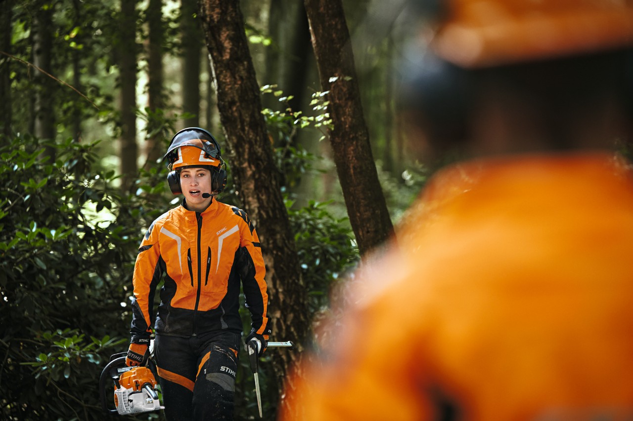 Due lavoratori forestali muniti di dispositivi di protezione individuale STIHL con il sistema per chiamate di gruppo STIHL ADVANCE ProCOM 